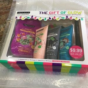 Facial mask with mask applicator